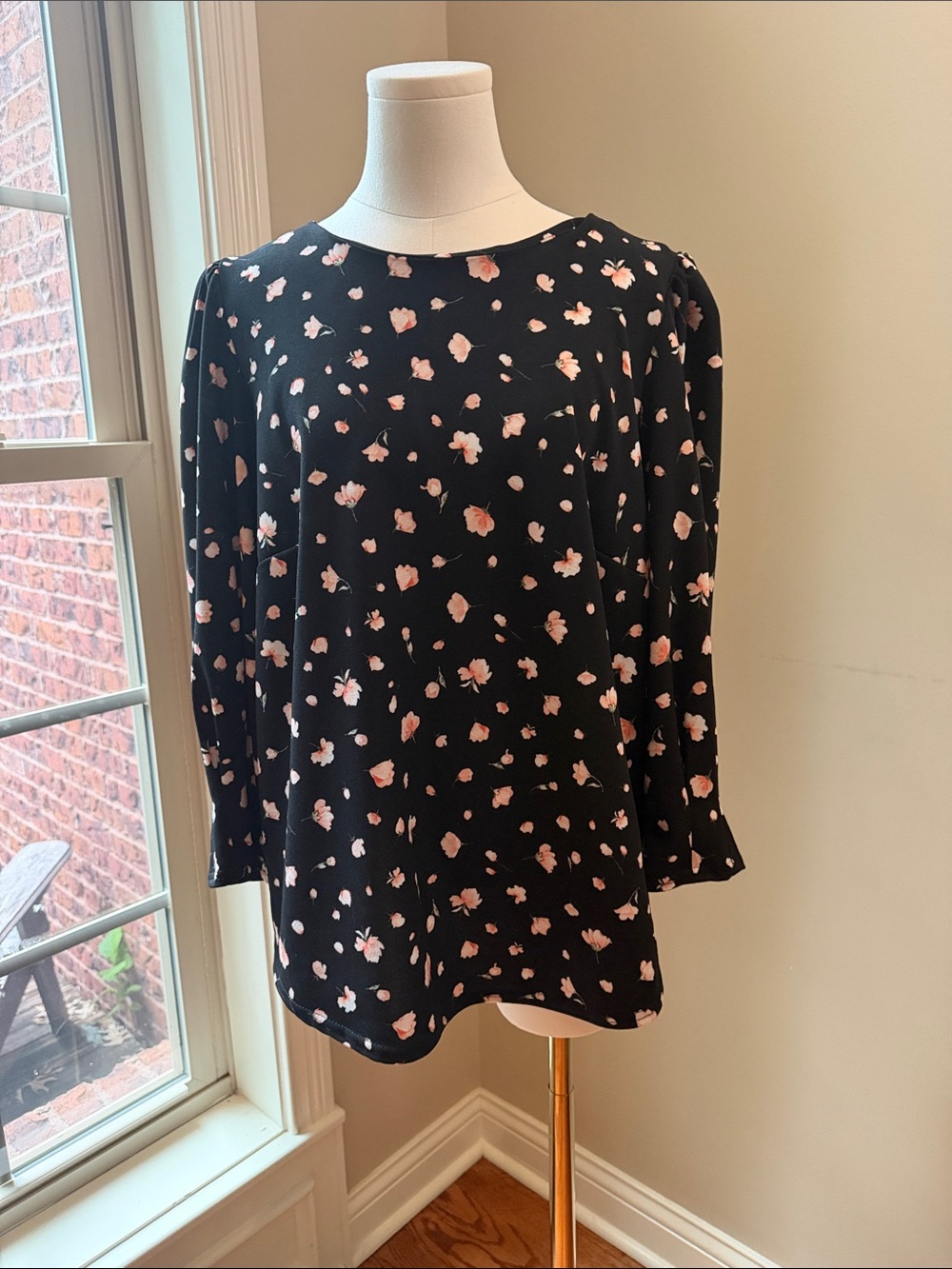 MELLODAY Black Blouse with Pink Floral Print